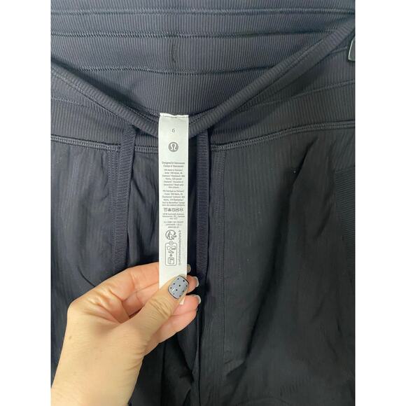 NWOT Lululemon Dance Studio Mid-Rise Pants, Black Size 6 - Picture 3 of 4